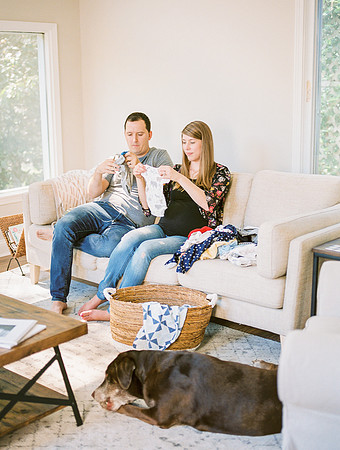 Documentary in home maternity session